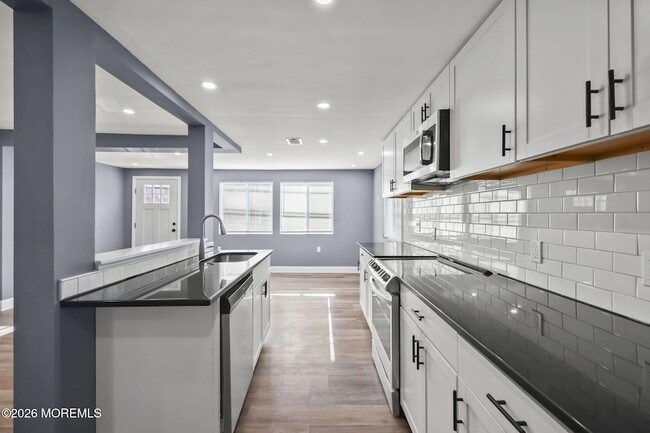 Building Photo - 143 Center Ave