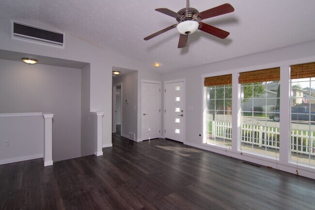 Building Photo - 3 Bed 2 Bath fully updated home adjacent to park & shopping