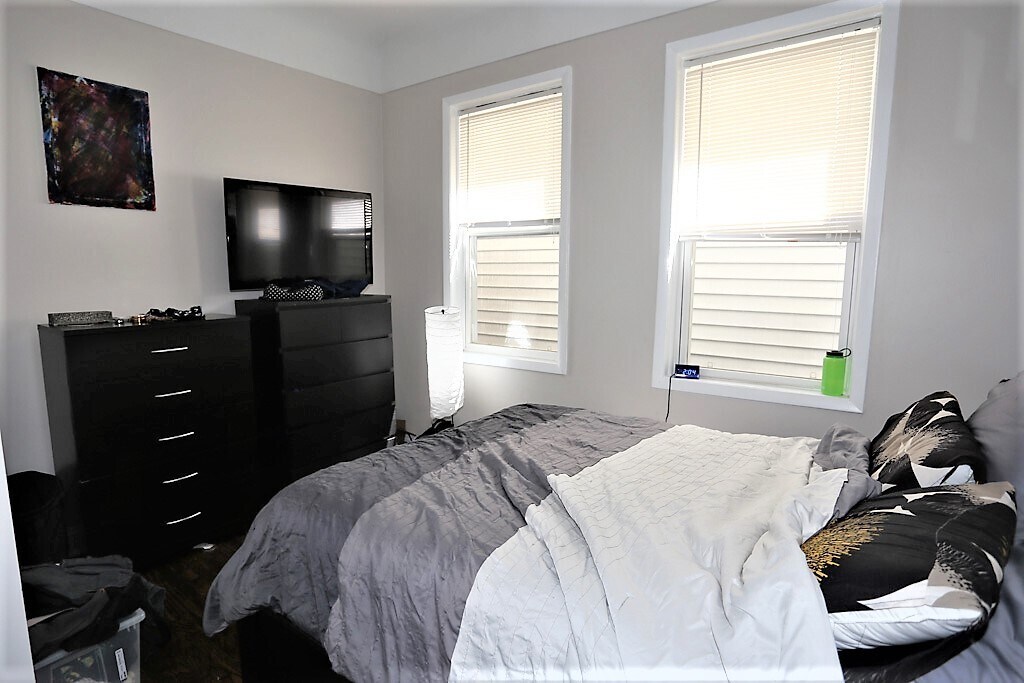 Building Photo - 4849 N Seeley Ave