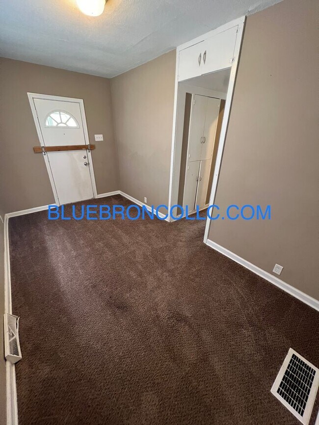 Building Photo - Nice two bedroom house with nice hardwood ...