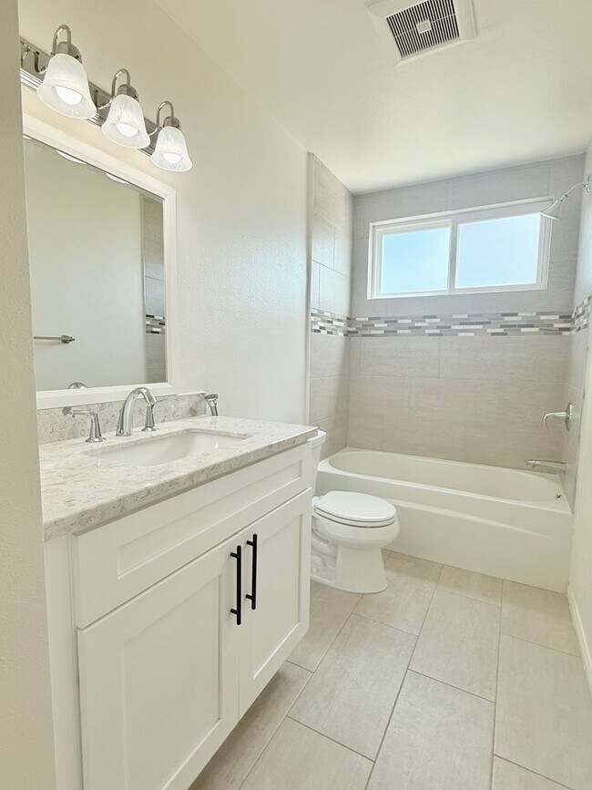 Building Photo - 3Bed/3Bath House Plus Office in South Torr...