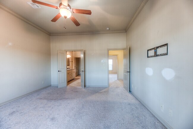 Building Photo - 1333 E 41st Pl