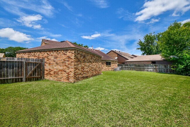 Building Photo - 11907 Pepperdine Ln