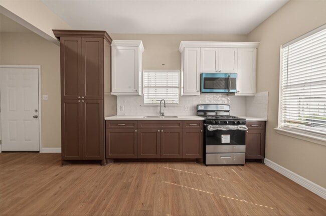 Building Photo - 7927 Brays St