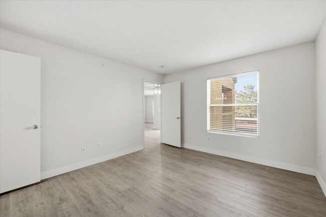 Building Photo - Nice Upgraded 2 Bedroom Condo in Gated Community - Eastern and 215