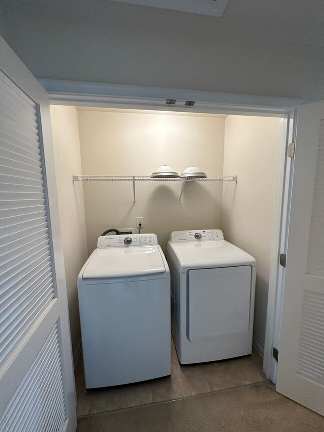 Building Photo - Townhome in Edison Square