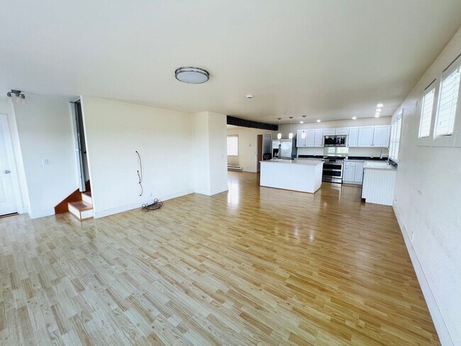 Building Photo - Beautiful 2 bedroom, + office/bonus room i...