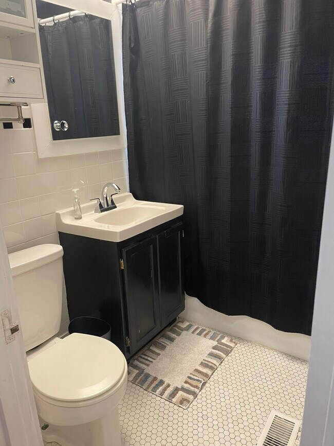 Building Photo - 818 S 37th Ave