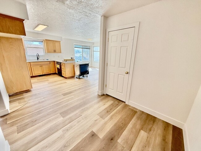 Building Photo - 3-BR Home with Garage and Fenced Yard in B...