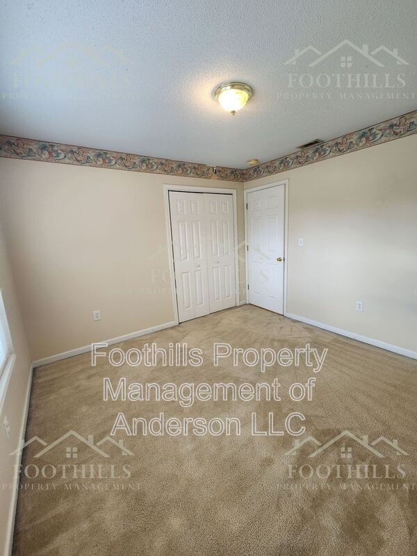 Building Photo - 1419 Oak Hill Dr