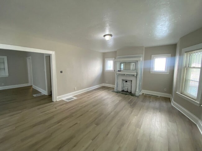 Building Photo - Beautiful, Large 5 Bedroom Cleveland Home - Now Available!