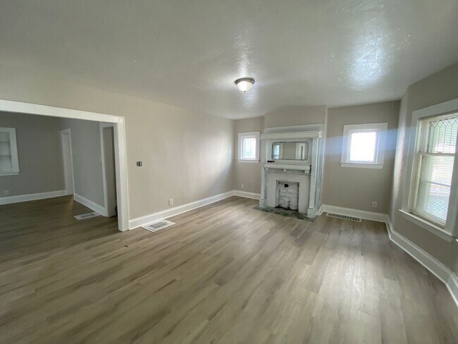 Building Photo - Beautiful Large 5 Bedroom Home Cleveland