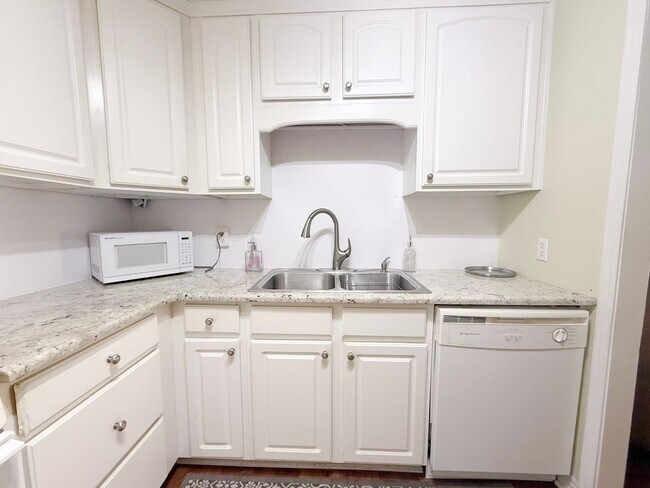 Building Photo - 1045 E 10th St