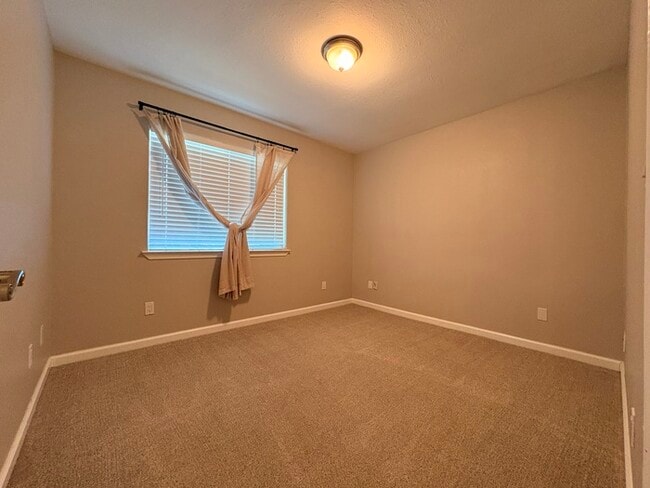 Building Photo - Beautifully Updated 3/2! Backyard, 2 Car Garage! Modern and Clean!