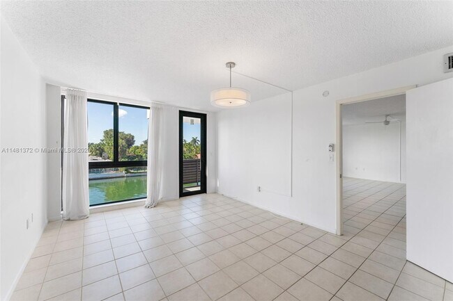 Building Photo - 9800 W Bay Harbor Dr