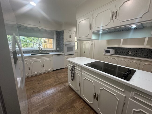 Building Photo - Gorgeous 3 Bedroom South Highland Home wit...