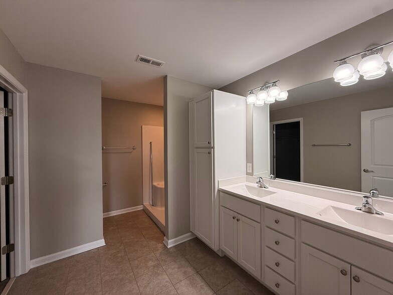 Building Photo - 270 Mabdarin Dr