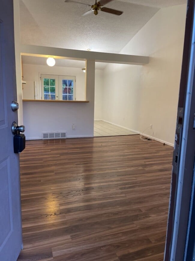 Building Photo - Start a Lease by 4/17 and get $250 off 1st Month!