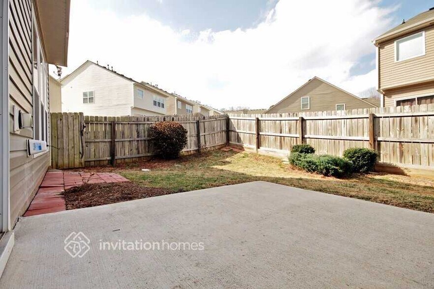 Building Photo - 819 Forsythia Way