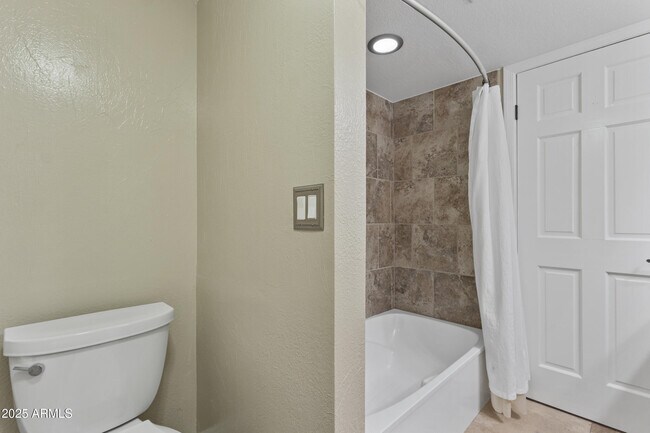 Building Photo - 1131 N York Cir