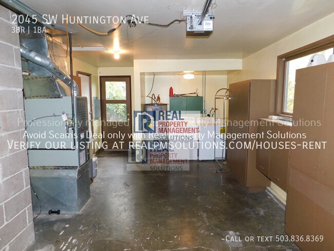 Building Photo - 2045 SW Huntington Ave