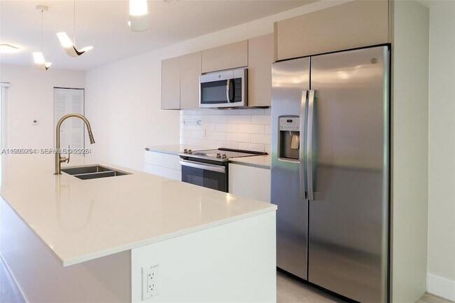 Building Photo - 2555 NE 193rd St