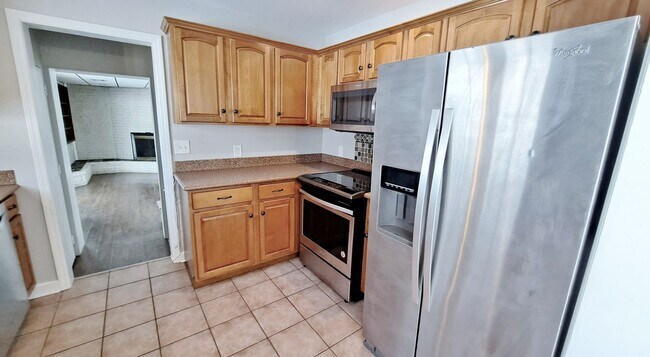 Building Photo - 3 Bed / 1-1/2 Bath Single Family Home w/2-car garage