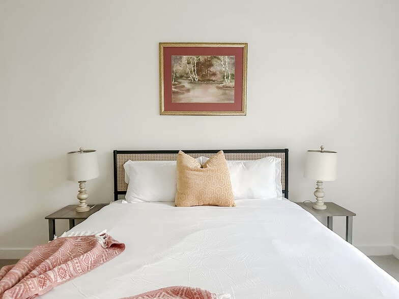 Building Photo - 1071 Clayton Ln