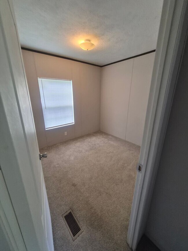 Building Photo - Heiskell 37754 - 3 bedroom, 2 bath home - Call Lisa Vineyard (865) 216-9334