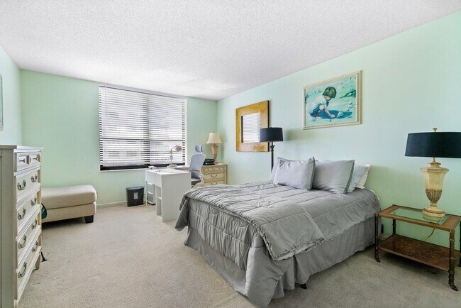 Building Photo - 5480 N Ocean Dr
