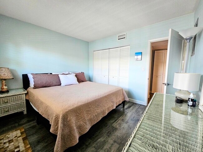 Building Photo - 5530 N Ocean Blvd