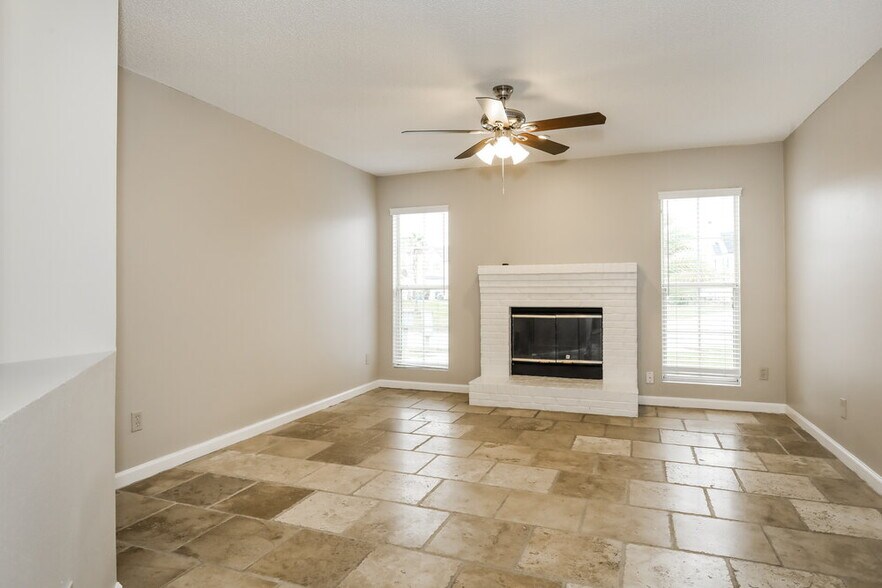 Building Photo - 653 Staffordshire Dr E