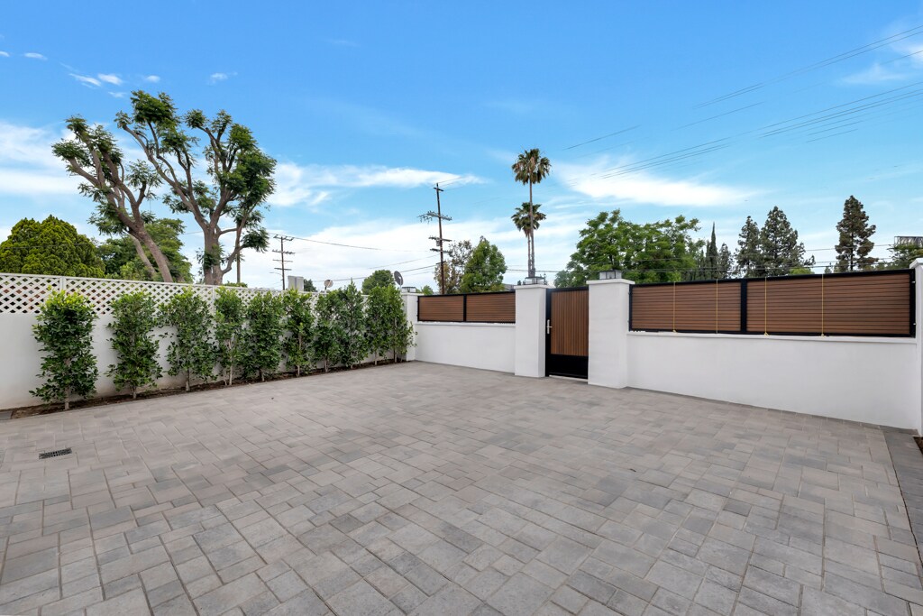 Building Photo - 16508 San Fernando Mission Blvd