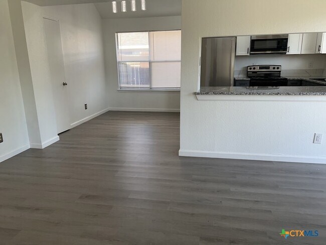 Building Photo - 2503 Armadillo Dr