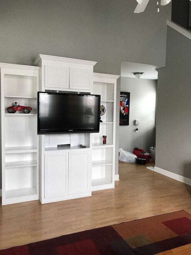 Building Photo - Spacious condo