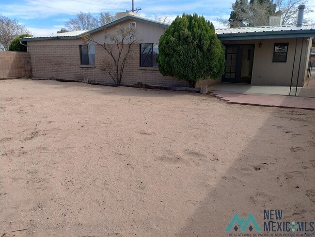 Building Photo - 1012 S Saddler St