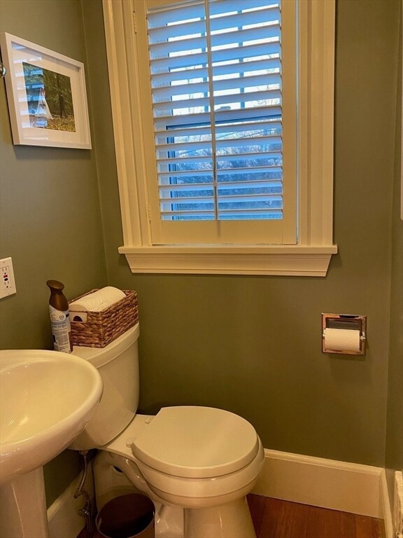 Building Photo - 35 Wellesley St