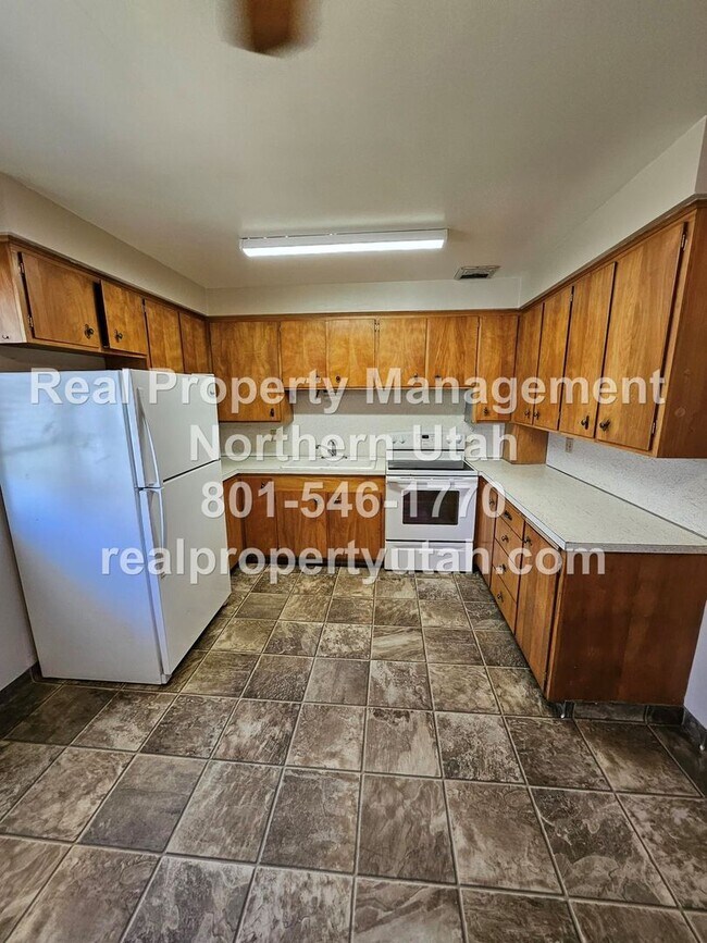 Building Photo - 3 Bedroom Duplex in Ogden Coming Soon!