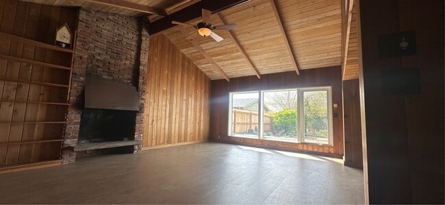 Building Photo - 795 E College St