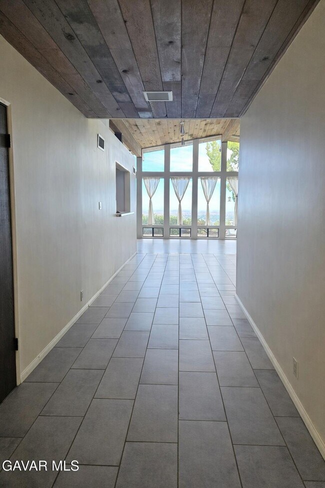 Building Photo - 145 Lakeview Dr