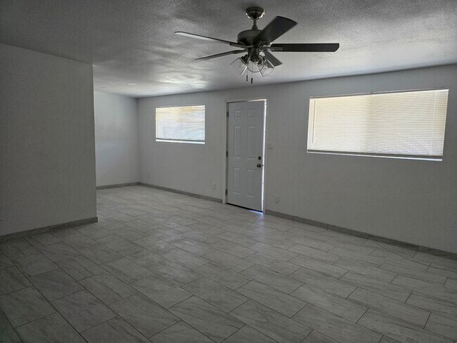 Building Photo - SPACIOUS 2BD/1BA  DUPLEX HOME AVAILABLE NOW!!