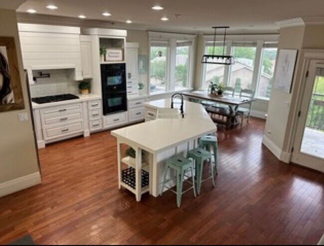 Building Photo - Beautiful, 6 Bedroom Home!