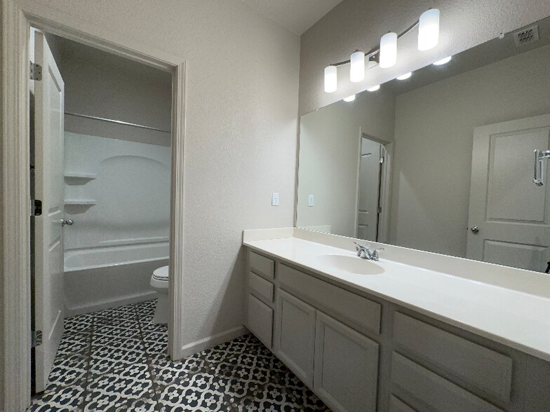 Building Photo - 2375 Creekview Dr