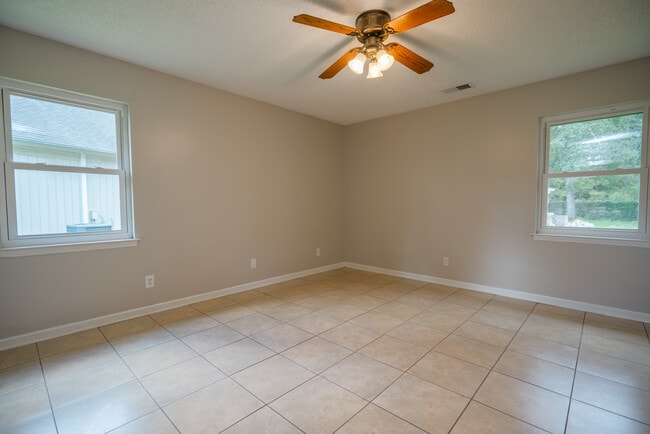 Building Photo - 122 Longleaf Cir