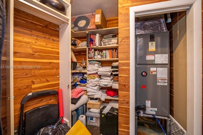 Building Photo - 9520 E Broadview Dr