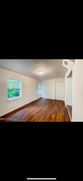 Building Photo - 1122 W 31st St