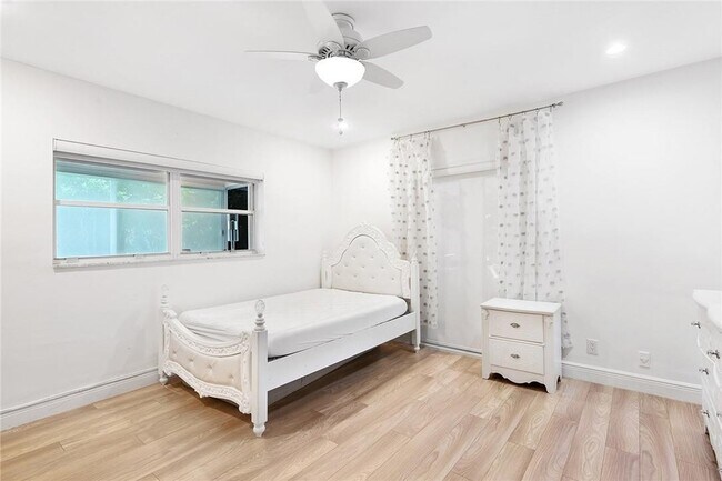 Building Photo - 2801 NE 59th St