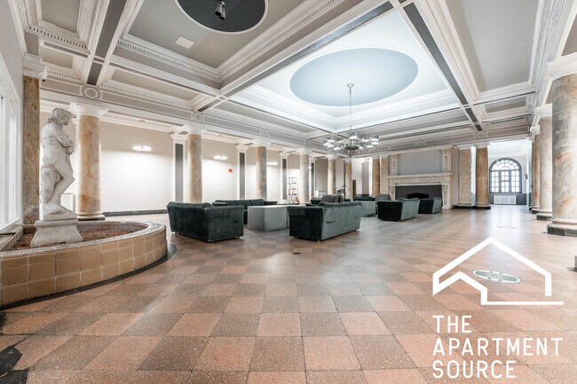 Building Photo - 540 W Briar Pl