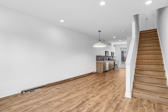 Building Photo - Spacious 4-level Home| 3 bedrooms + Garage parking!