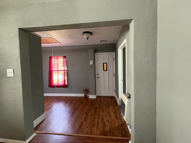 Building Photo - 307 E 3rd St